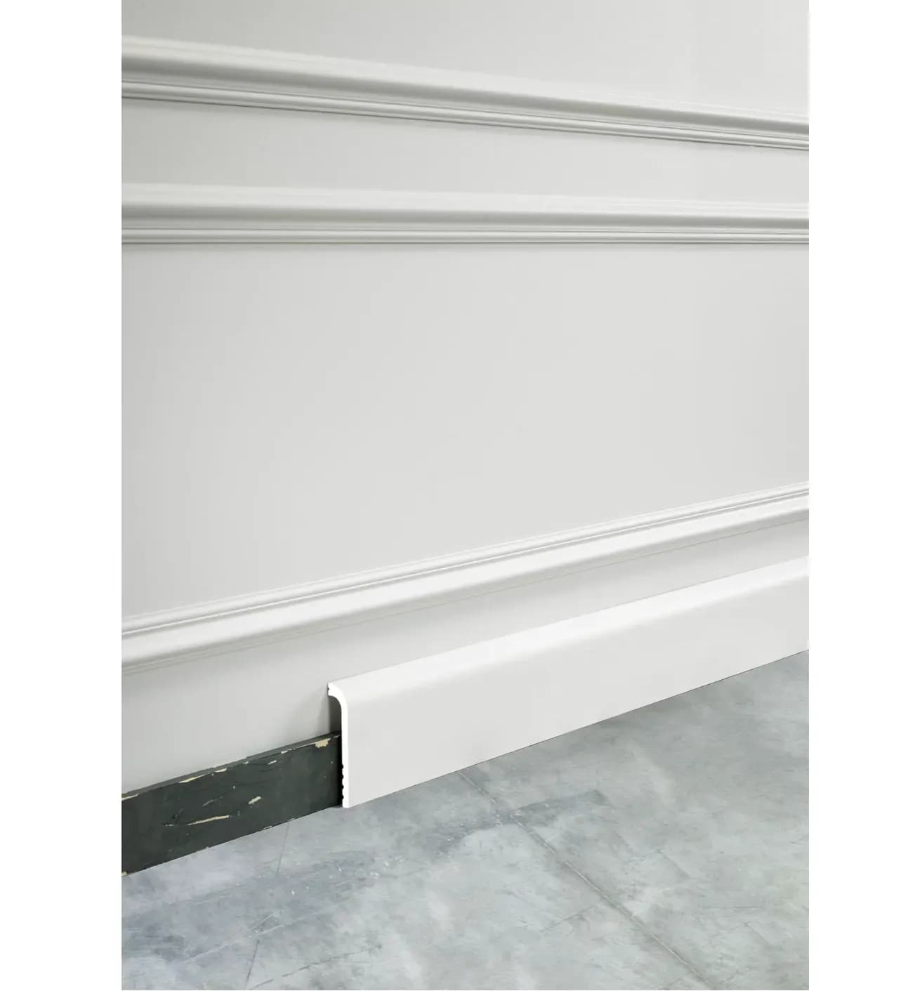 Weiße Fußleiste mit abgerundetem Profil