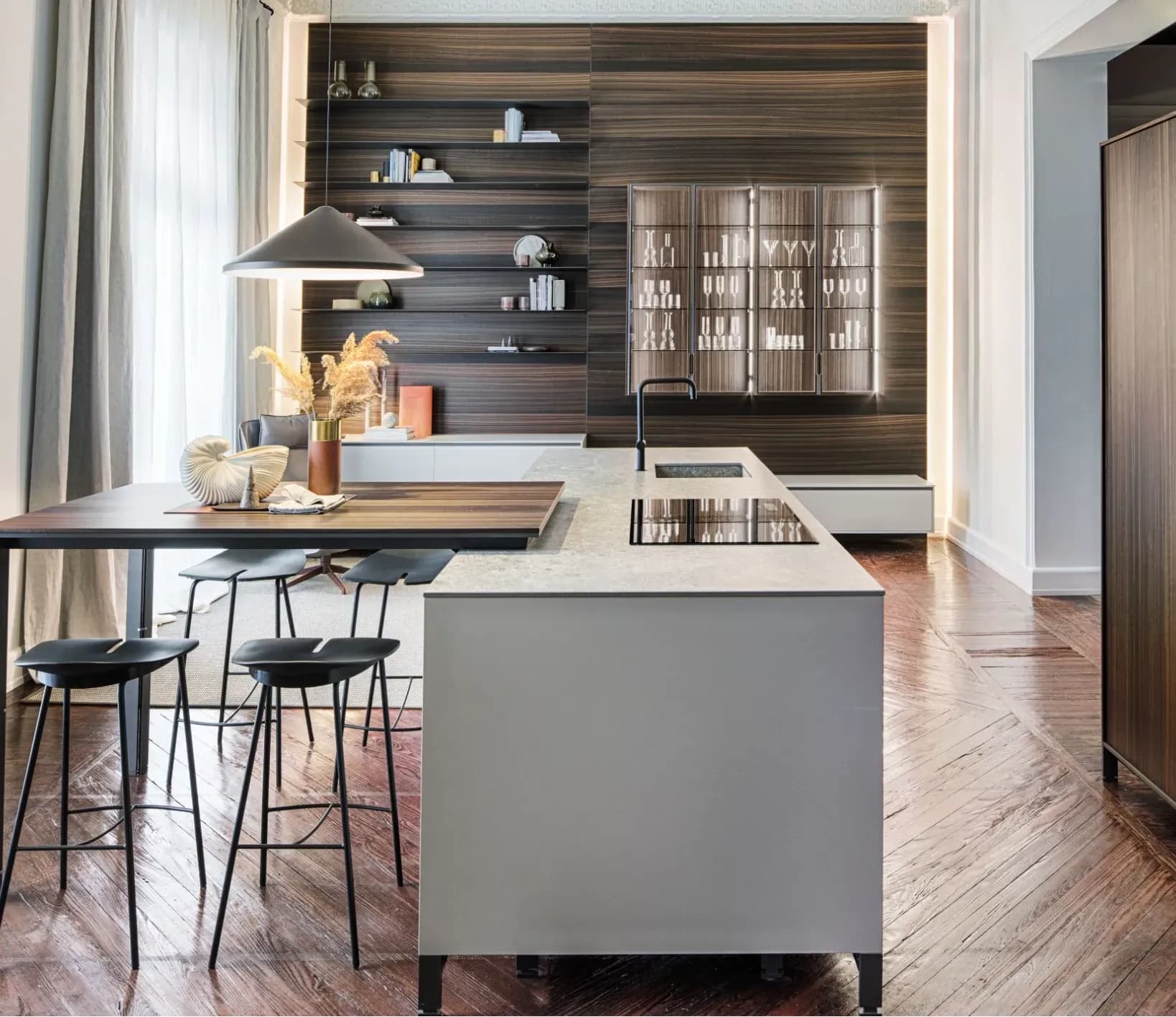 Weiße Fußleiste mit abgerundetem Profil